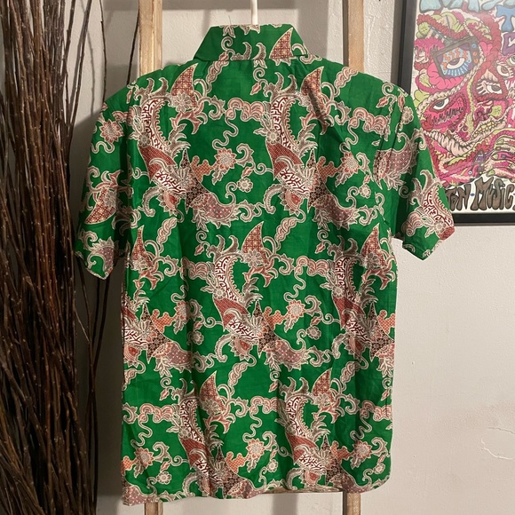 NWT Krisna Wahyu green button up slim fit collared shirt. Brand new. Size medium - Picture 5 of 6